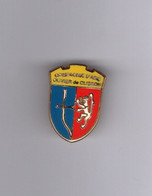 Pin's Tir à L'arc / Compagnie D'arc Olivier De Clisson (base Dorée) Hauteur: 2,9 Cm - Tiro Al Arco