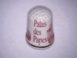 Ancien Dé à Coudre En Porcelaine PALAIS DES PAPES Haut 2,9 Cm Env - Thimbles