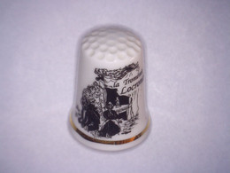 Ancien Dé à Coudre En Porcelaine LA TROMENIE LOCRONAN Haut 2,85 Cm Env - Thimbles