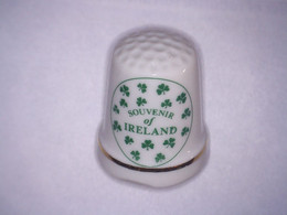 Ancien Dé à Coudre En Porcelaine SOUVENIR OF IRELAND Haut 2,9 Cm Env - Dés à Coudre