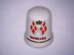 Ancien Dé à Coudre En Porcelaine DANMARK Haut 2,85 Cm Env - Thimbles