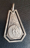 Pendentif Médaille Ancienne Métal Argenté Années 30 "Basketball" - Kleding, Souvenirs & Andere