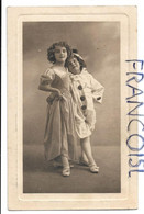 2 Petites Filles Dont L'une Porte Un Costume De Pierrot - Escenas & Paisajes