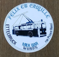 AUTOCOLLANT  STICKER - FÉLIX ET CAMILLE - MILK BAR - RUE PRINCE HENRI ETTELBRUCK LUXEMBOURG -OMNIBUS - Stickers