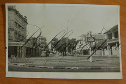 Kenia  Road In Mombasa .Near Building Tailors Gidoomal Curios. RPPC - Kenia