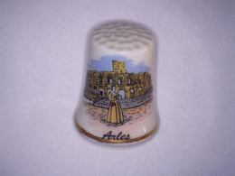 Ancien Dé à Coudre En Porcelaine ARLES Haut 2,75 Cm Env - Thimbles