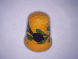 Ancien Dé à Coudre En Porcelaine OLIVE Haut 2,7 Cm Env - Thimbles