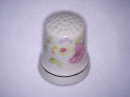 Ancien Dé à Coudre En Porcelaine FLEUR YR YVES ROCHER Haut 2,95 Cm Env - Thimbles