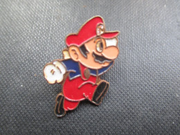 PIN'S (M2114) JEUX SEGA (2 Vues) MARIO Court - Jeux