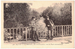 DOUANE : LA RAOUR RIVIERE FRONTIERE VUE DU PONT INTERNATIONAL PLAN AVEC DOUANIERS PYRENEES ORIENTALES - Douane