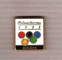 Pin's  Sport  Tennis  ROLAND  GARROS  1992  Avec  ADIDAS  Signé   ARTHUS  BERTRAND - Tennis