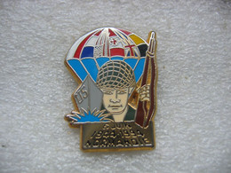 Pin's Ballard Doré à L'or Fin Des 50 Ans Du 6 Juin 1944 En Normandie (1944-1994) - Militaria