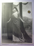 PHOTO PAR PAUL NADAR 30cm X40cm - LUCIENNE BREVAL DANS LE ROLE DE PHEDRE EN 1908 AU PALAIS GARNIER - CIRCA 1950 - Famous People