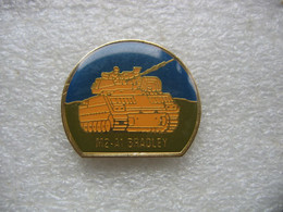 Pin's D'un Char Militaire M2-A1 Bradley - Militaria