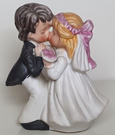 Couple D'enfants Amoureux - Enfants - Mariés Bisous Robe Costume Bouquet De Fleurs- STATUETTE - Bon état - 9 / Vers 1990 - Autres & Non Classés