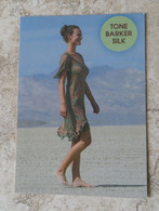 CPM Carte Publicitaire Mode TONE BARKER SILK - Jeune Femme En Robe De Soie - Citrus 2007 - Mode