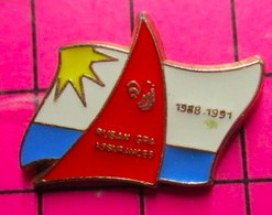 1817 Pin's Pins / Beau Et Rare / THEME : BATEAUX / VOILIER VOILE ROUGE DRAPEAU ASSURANCES - Bateaux