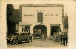 Courtenay * Carte Photo * Devanture Façade Commerce JOUANNEAU , Grains Grains Engrais * Véhicule Voiture Ancienne - Courtenay