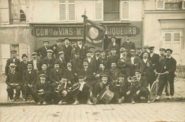 Sevran Livry * Carte Photo * La Fanfare De La Ville Devant Le Commerce De Vins Et Liqueurs * Troupe Groupe - Sevran