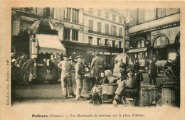 Poitiers * Les Marchands De Marrons Sur La Place D'armes * Petit Métier Marché - Poitiers
