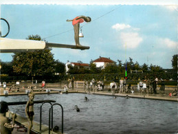 Bressuire * Vue Sur La Piscine * Le Plongeoir - Bressuire