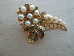 Broc-005 Broche Métal Doré Représentant Une Fleur Sertie De 7 Perles - Autres & Non Classés