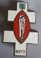 BT No Pin's Broche Religion METZ Moselle Croix Lorraine Signé Moret Paris - Administrations