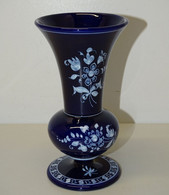 JOLI PETIT VASE CERAMIQUE MONTAGNON XXe Collection Déco Vitrine XXe Bleu De Four Et Fleurs Blanches & Bleutées - Nevers (FRA)