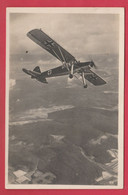 Luftwaffe...Uber Tälern Und Höhen Zieht Der Fieseler " Storch " Selen Bahn ( Verso Zien ) - Weltkrieg 1939-45