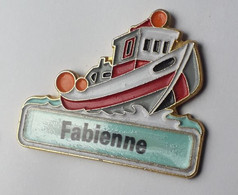 AA96 Pin's Bateau De Pêche Prénom FABIENNE Brest ? Achat Immédiat - Bateaux