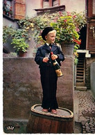 L'alsace Pittoresque Le Bon Vin Blanc ;  Expédiée De Kaysersberg ( Garçon En Costume Local , Avant 1964 - Personnages