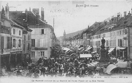 SAINT DIE - Le Marché Autour De La Statue De Jules Ferry Et La Rue Thiers - Saint Die