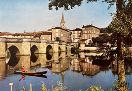 Confolens - Vue Sur La Ville Et Le Vieux Pont - Canoë Kayak - Confolens