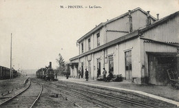 10 - Provins : La Gare - Arrivée D'un Train En Gare - Petite Animation - CPA écrite - Format 8,3 X 13,7 - Andere Gemeenten
