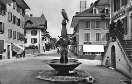 FRUTIGEN → Belebte Dorfstrasse Mit Adlerbrunnen & Hotel Aigle, Fotokarte Ca.1950 - Frutigen