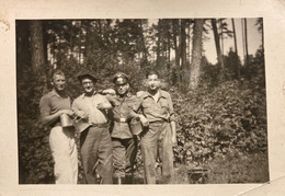 Militaria - Photo Ancienne - Soldats Militaires Français Et Allemands Ramassant Des Framboises - 1943 - Prisonniers ? - Weltkrieg 1939-45