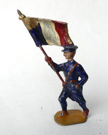 FIGURINE PLOMB CREUX BF BLANCHERIE ET FRERES SOLDAT AU DEFILE PORTE ETENDARD DRAPEAU FRANCAIS - Zinnsoldaten