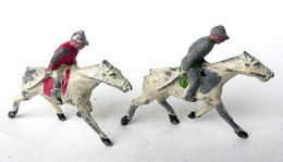 FIGURINE PLOMB CREUX MARQUE INCONNUE DEUX CAVALIERS JOCKEY PETITE TAILLE Long 7 Cm Cheval Chevaux Courses - Soldats De Plomb