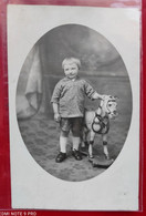 CARTE PHOTO ENFANT VIEUX JOUET CHEVAL - Andere & Zonder Classificatie