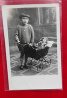 CARTE PHOTO ENFANT VIEUX JOUET LANDAU POUPEE - Andere & Zonder Classificatie