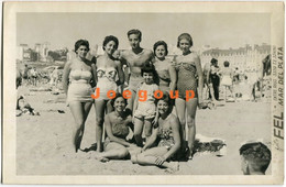 Photo Postcard Foto Fel Women Little Girl Young Boy Teenagers In Swimsuit Swimwear Beach Mar Del Plata Argentina 1959 - Anonyme Personen