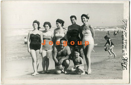 Photo Postcard Foto Lux Man Young Women And Little Girl In Swimsuit Swimwear Beach Mar Del Plata Argentina 1957 - Anonieme Personen