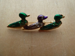 Broc-045 Broche émaillée Verte Et Mauve Trois Petits Canards En Enfilade - Other & Unclassified