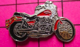 1214c Pin's Pins / Beau Et Rare / THEME : MOTOS / HARLEY DAVIDSON ROUGE ET NOIRE - Motos