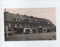 CPSM Petit Format -   Londinières   -  (Seine Maritime ) - Place De L'église - Londinières