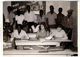 Photo Originale Afrique De L'Ouest & Scolarité - 2 Jeunes Femmes Blanches & Amis Blacks Aux Cours Pigier ? - Anonyme Personen