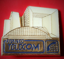 SUPER PIN'S FRANCE TELECOM : ARCHE De LA DEFENCE, Quartier D'Affaire PARIS, émail Base Or + Glaçage 2,5X2,3cm - France Telecom