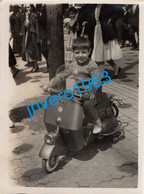 Photo Enfant Sur Vespa De Manege, 58x80mm - Personnes Anonymes