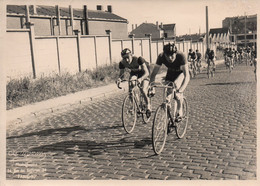 Photo 13/18 Course De Vélos Années 50 ,Macron Photo CV 19ème Gobillot - Cyclisme