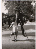 DOISNEAU La Petite Monique , Appareil Photo Sur Pied, - Doisneau